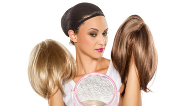 Парики из натуральных волос хотят носить красиво и естественно, эти две детали необходимо отметить!